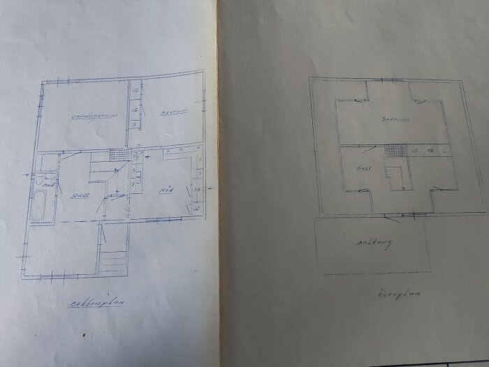 Två handritade ritningar av en bostadsplan och en överplan på vitt papper.