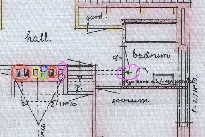 Arkitektritning av lägenhetsplan; markerade mått, rumsetiketter, väggstruktur och dörrsymboler.