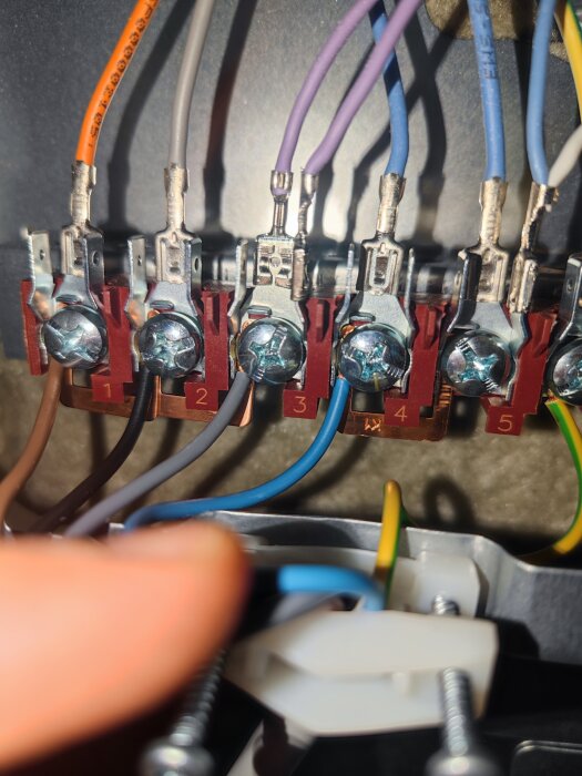 Elektrisk anslutning, kablar, skruvterminaler, elektrikerarbete, numrerade förbindningspunkter, säkrade ledningar.