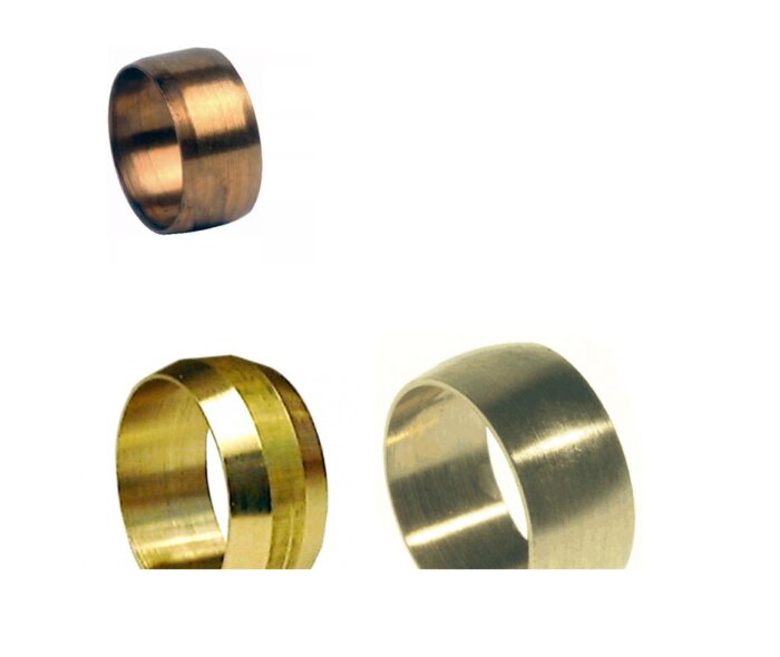 Tre olika guldtonade ringar, en bred och två smalare, eventuellt vigsel- eller förlovningsringar.