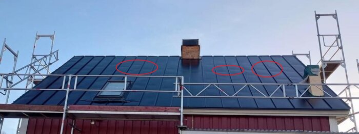 Hus med blått tak, skorsten, ställning, tre röda cirklar markerar potentiella problemområden.