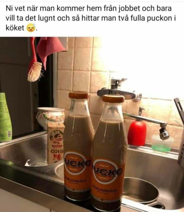 Två flaskor chokladmjölk vid diskbänk, rolig text tänkt som skämt.