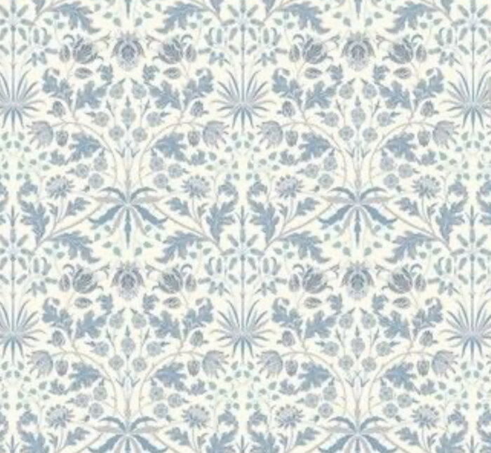 Mönstrad tapet i pastellblått och vitt med symmetriska blom- och bladmotiv. Vintage eller klassisk stil.