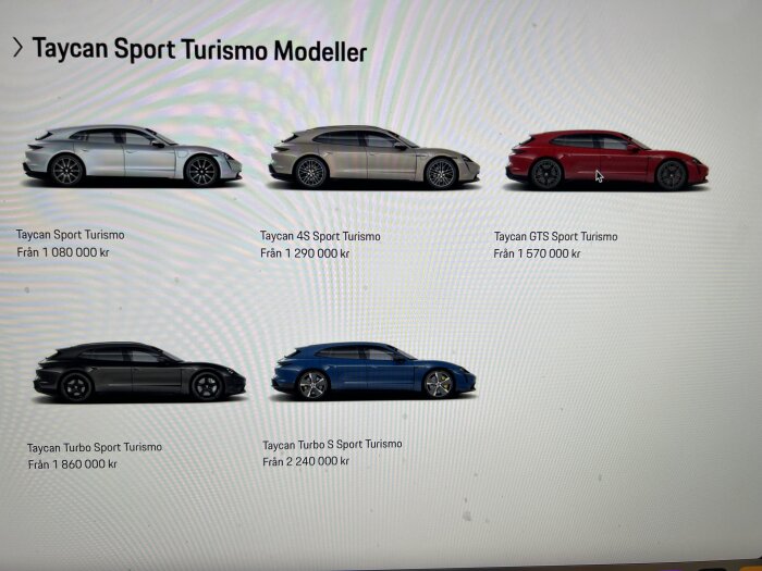 Bild på skärm visar Porsche Taycan Sport Turismo-modeller med priser. Fem bilar, varierande färger och utföranden.