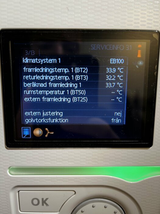 Digital kontrollpanel som visar information för klimatsystem, temperaturvärden och systemstatus på svenska.