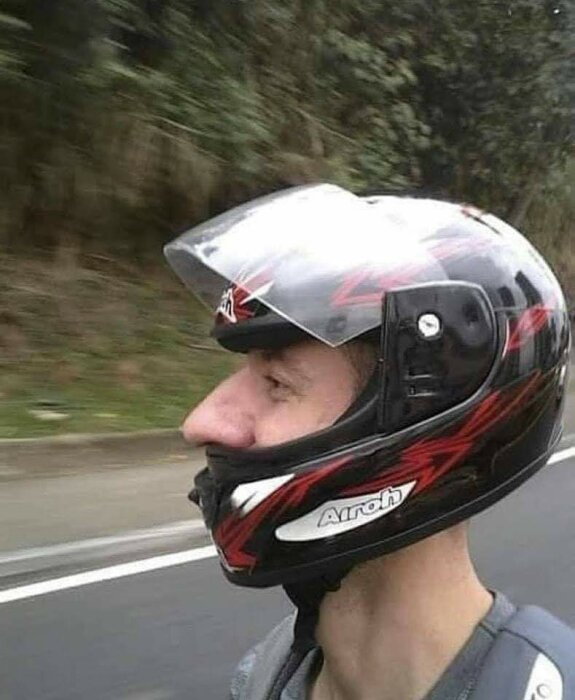 Person med motorcykelhjälm, ser ut som lång näsa, optisk illusion.