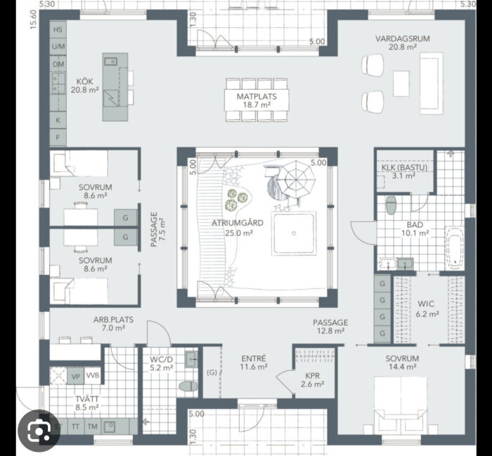 Arkitektonisk ritning av lägenhetsplan, inkluderar kök, sovrum, vardagsrum, bad och innergård.