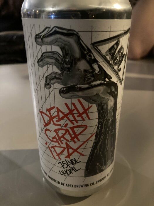 Burk med grafiskt motiv och text, "Death Grip IPA", 6.5% volym alkohol, Apex Brewing Co., produkt från Sverige.