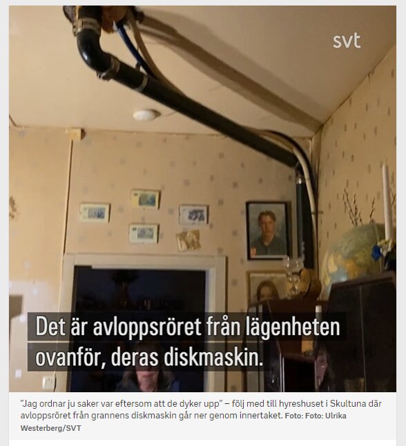 Avloppsrör går genom rum, ovanligt installationsjobb, problematik synliggjord, fotografier på väggen.