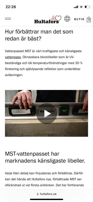 Skärmdump från en webbplats, reklam för Hultafors vattenpass, visar text och hand hållandes ett vattenpass över trä.