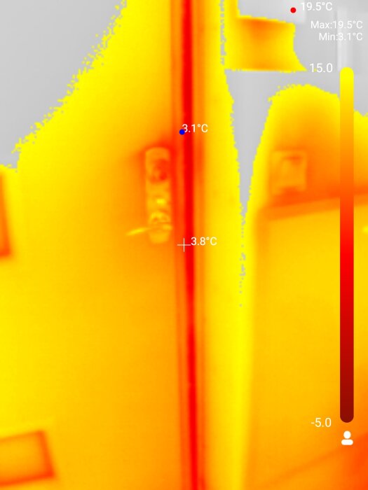 Termisk bildvisning, visar temperaturvariationer, möjliga värmeförluster runt en dörr eller fönster.