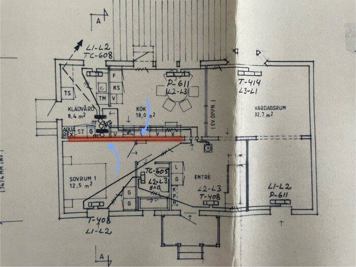 Arkitektonisk ritning av en lägenhet, markerad med rött och blått, visar planlösning och rumstorlekar.