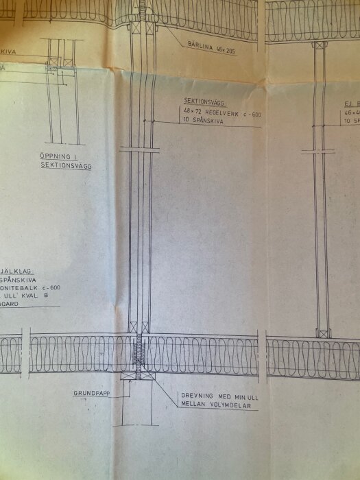 Arkitektonisk ritning, väggkonstruktion. Detaljer, mått, material. Gammal, veckad pappersbakgrund.