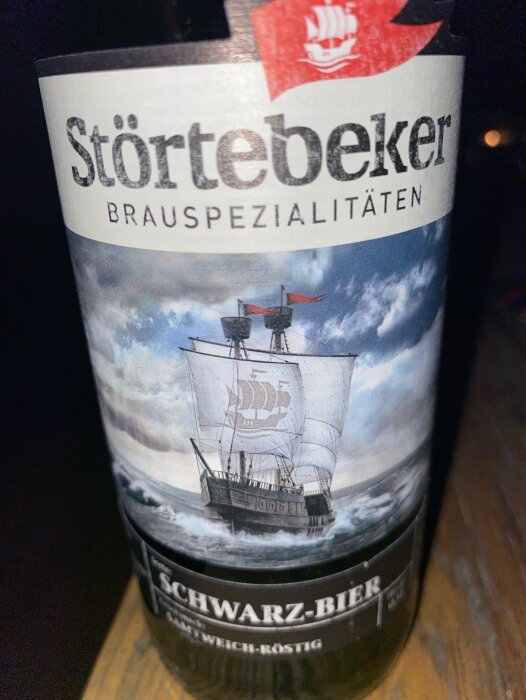 Etikett med segelfartyg på ölflaska, "Störtebeker", "Schwarz-Bier", havsmotiv, tyska bryggerispecialiteter.