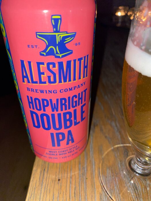 En ölburk av märket Alesmith Double IPA med en delvis fylld ölglas bredvid.