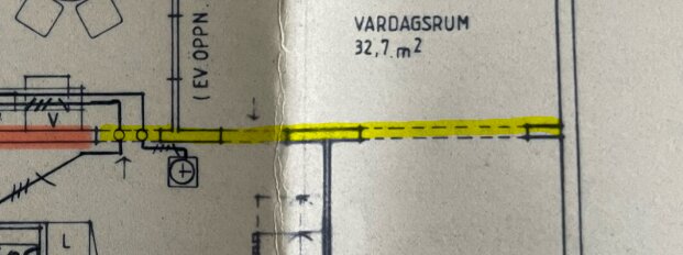 Del av ritning med måttlinje, markerar vardagsrummet på 32,7 kvm.