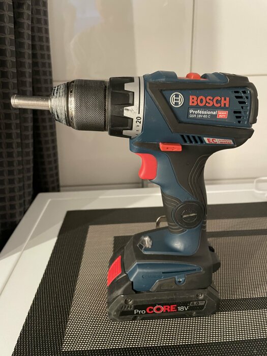 Bosch Professional trådlös borrskruvdragare, 18 V batteri, på svart underlag.
