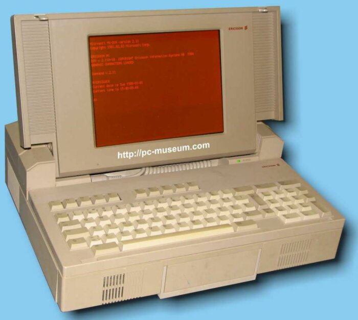 Äldre stationär dator med tangentbord och CRT-skärm som visar MS-DOS, från 1980-talet.