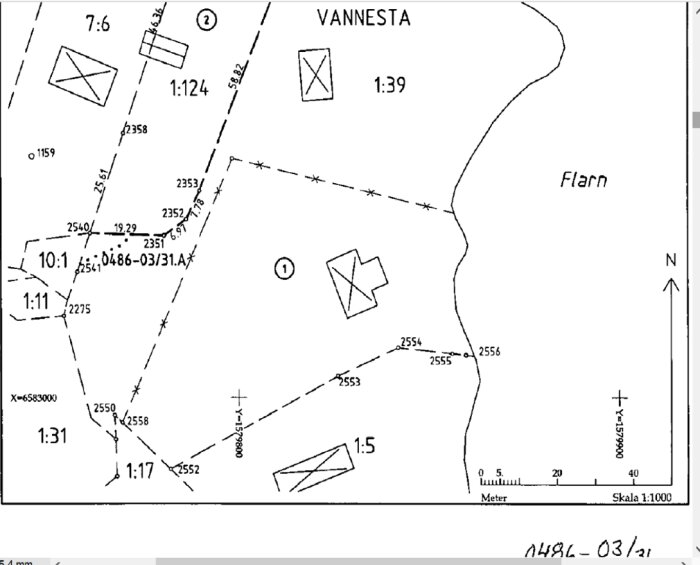 Svartvit karta med geometriska former, föremålsikon, skala, koordinater och text "VANNESTA", "flarn".