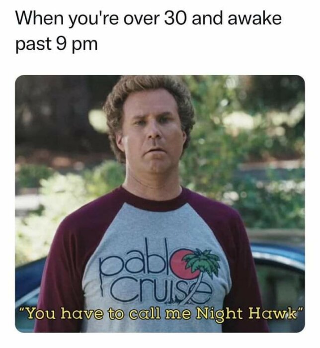Man med förvånad blick. Text skämtar om att vara vaken efter kl 21 över 30 år.