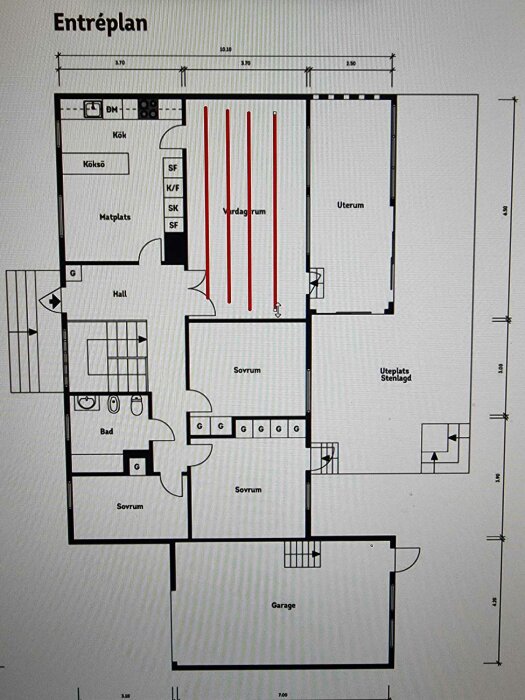 Det är en svartvit ritning av ett entréplan till en bostad med märkningar och dimensioner.