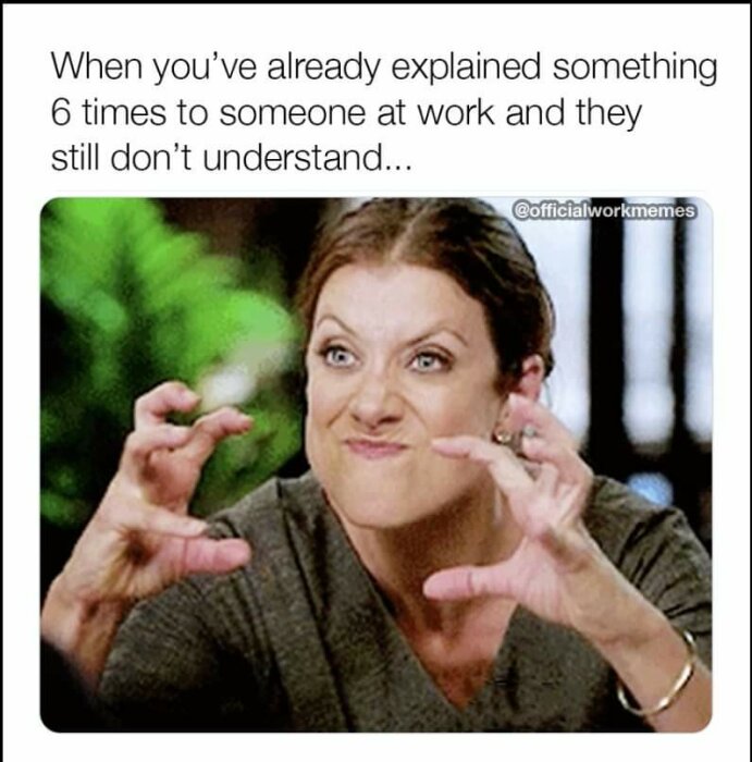 Kvinna ger en frustrerad min och gester, humoristisk bildtext om arbetsplatskommunikation.