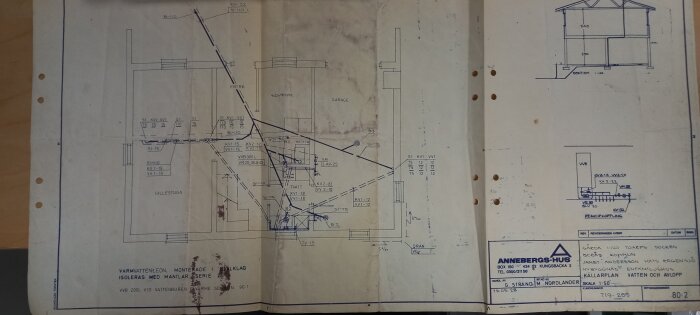 Arkitektritning av en byggnad, innehåller planvyer, sektion och detaljteckningar, använd markeringar och mätningar.