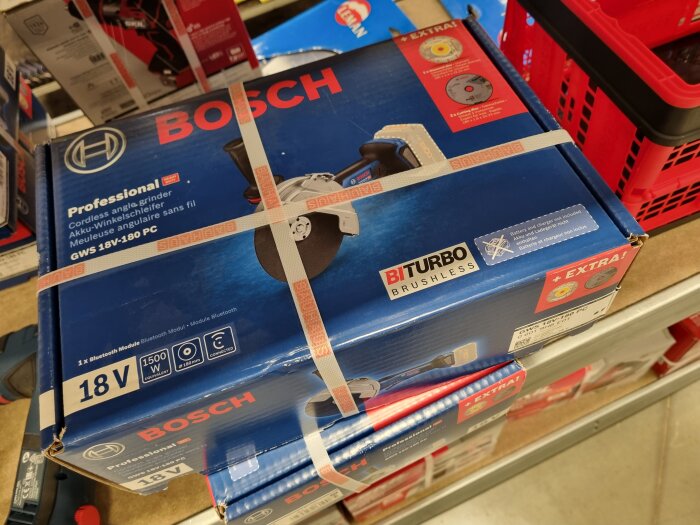 Bosch Professional vinkelslip paketerad i blå låda med förseglande band, på hylla i butik.