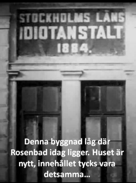 Svartvit bild, historisk byggnadsskylt, Stockholm, ironisk text om nutid och förflutet.