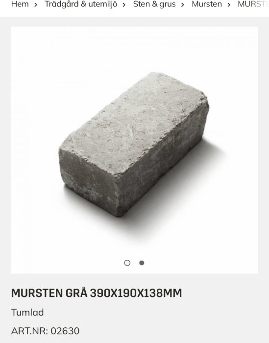 Grå mursten, tumlad yta, dimensioner 390x190x138mm, på vit bakgrund, byggmaterial, artikelnummer 02630.