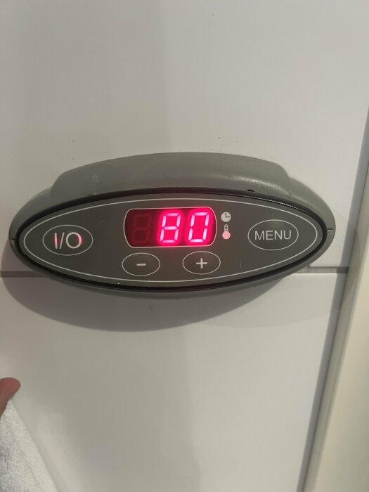 Digital display visar röda siffror "80", grå plastpanel med knappar, "on/off" och "meny".