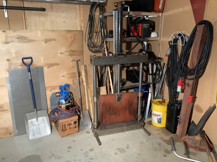 Verktyg och utrustning i en rörig garageverkstad.