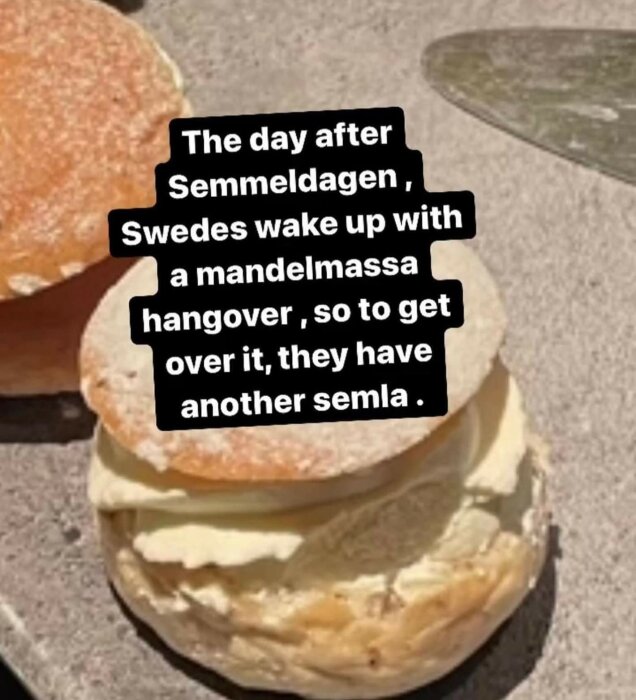 Humoristisk text om svenska traditionen att äta semla dagen efter Semmeldagen för att kurera "mandelmassabaksmälla".