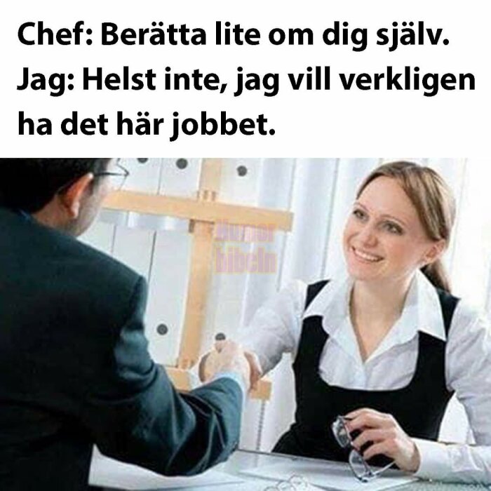 Intervju, två personer, kvinna ler, man är otydlig, humoristisk text, jobbansökan, kommunikation, kontorsmiljö.