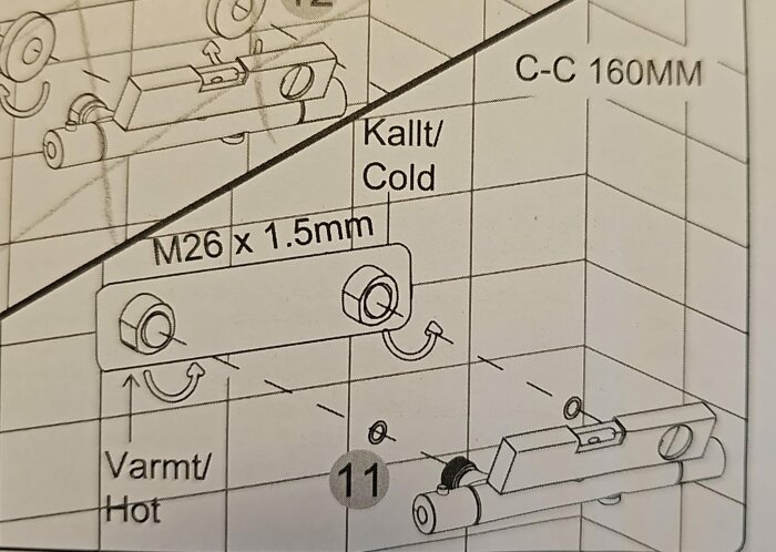 Monteringsanvisning för kran med varmt, kallt vatten, text på svenska och engelska, måttangivelser, illustration.