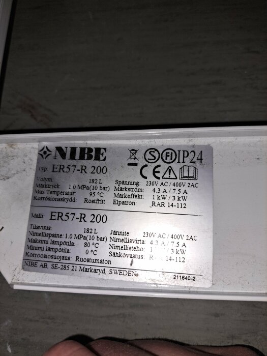 Etikett med tekniska specifikationer, NIBE, modell ER57-R 200, svensk text, CE-märkning, IP24-klassificering.
