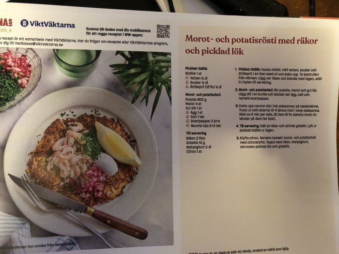 Morots- och potatisrösti med räkor, picklad rödlök, citron, grönska, receptinstruktioner, matbildning, köksredskap.