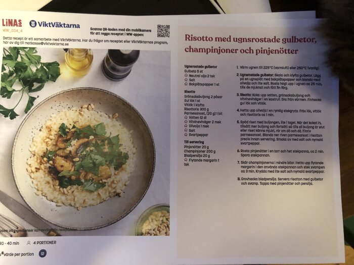 Ett recept på risotto med rostade gulbetor, champinjoner och pinjenötter bredvid en bild på färdig rätt.