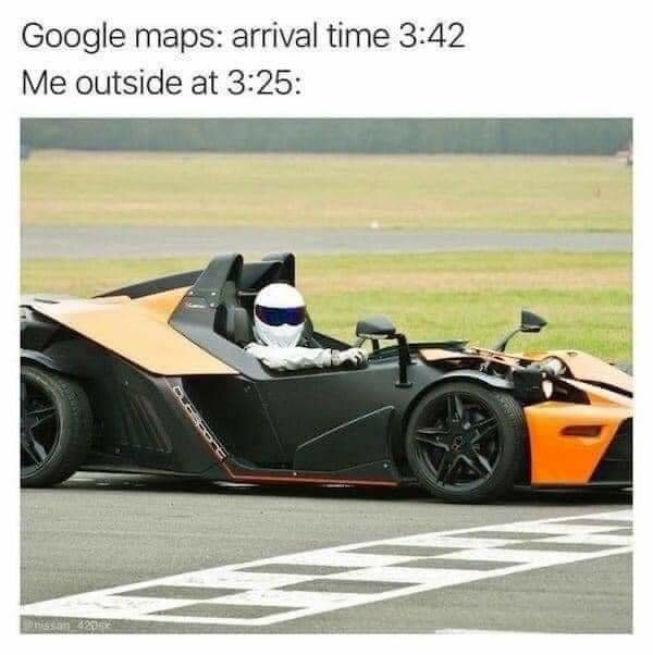 En person i racingdräkt sitter i en sportbil på en bana, humoristisk jämförelse med Google Maps tid.