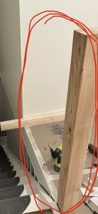 Husrenovering, träplank, trappa, verktyg, skruv, borr, tejpade golvskydd, röd markering på fotot.