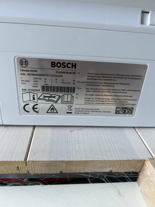 Typskylt på en Bosch-enhet med tekniska specifikationer och serienummer, CE-märkning, tillverkad i Thailand.