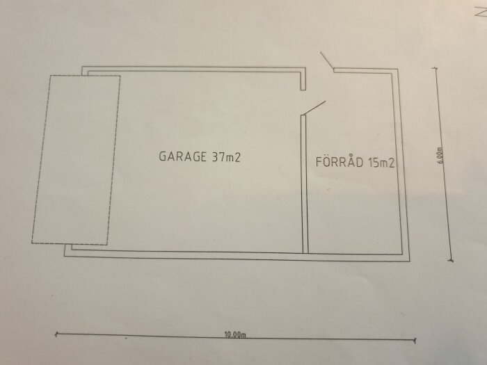 En ritning: Garage på 37 kvadratmeter, förråd på 15 kvadratmeter, med måttangivelser.