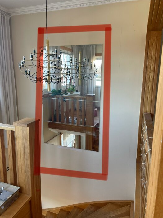 Trappa, spegel, matsal, modern ljuskrona, inneslutet i röd ram.