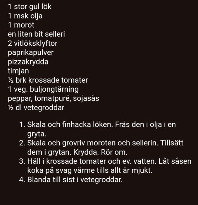 Recept på en rätt med lök, morot, selleri, vitlök, kryddor, tomat, buljong och vetegroddar. Instruktioner för tillagning ingår.