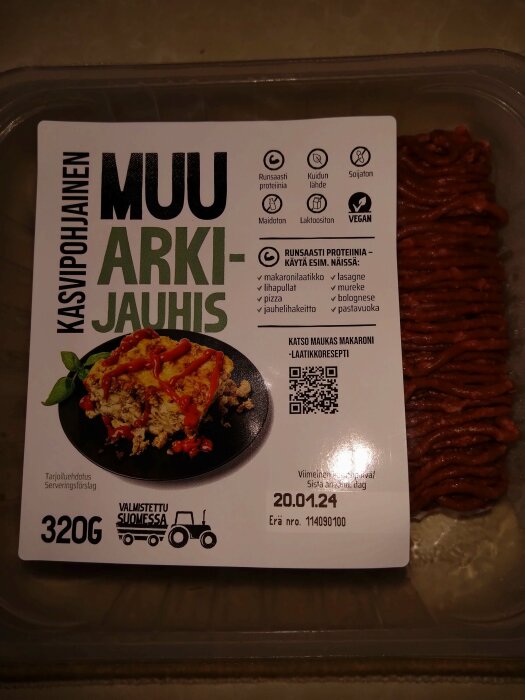 Förpackning med växtbaserat färsalternativ, proteinrikt, mjölk- och laktosfritt, vegan, receptförslag, tillverkat i Finland.