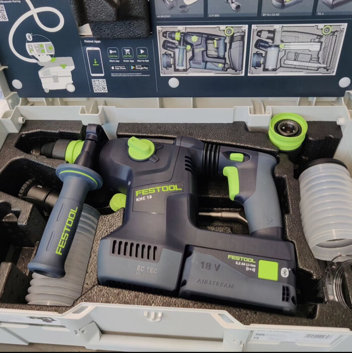 Festool borrskruvdragare i förpackning med batteri och tillbehör, instruktioner synliga ovanför.