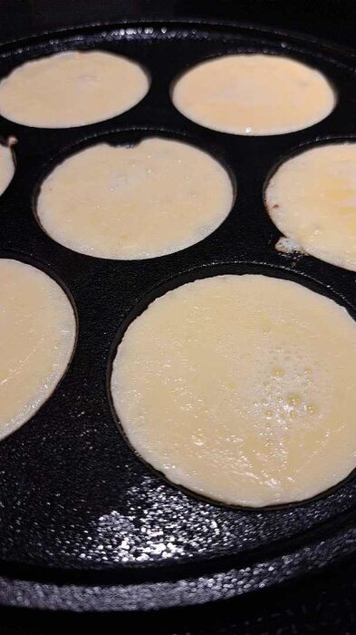 Pannkakssmet i en plättlagg under tillagning.