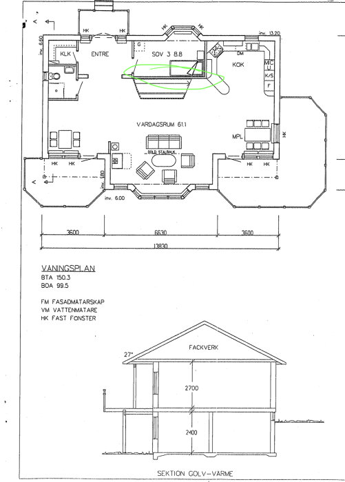 Arkitektritning av hus, planvy och sektion, dimensioner, möbleringsskiss, text på svenska, gröna markeringar.