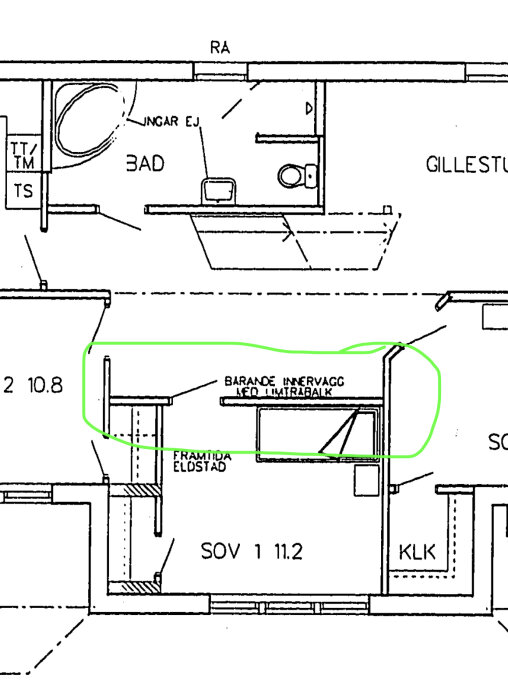 Arkitektonisk ritning av en byggnad, markerade delar, mått och rumsnamn synliga.