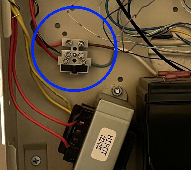 Elektrisk panel med sladdar, anslutningsblock, avsäkringsbarriär; oordnat, potentiellt farligt om ej yrkesmässigt hanterat.